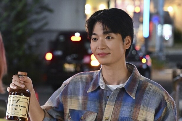 火曜ドラマ「じゃあ、あんたが作ってみろよ」で、鮎美(夏帆)と仲を深めていく青年・ミナトを演じる青木柚