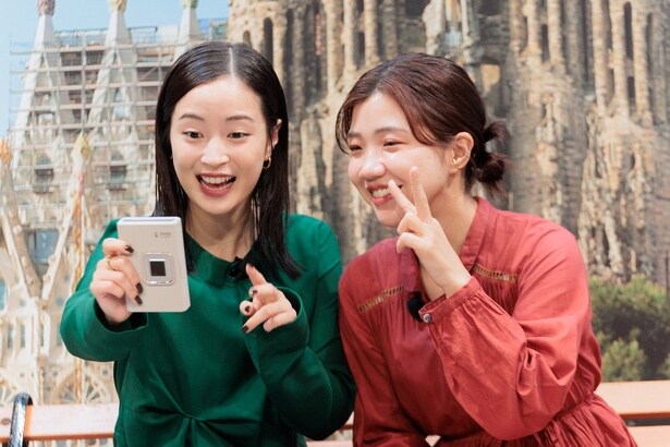 自撮りをする広瀬すずと福田麻貴