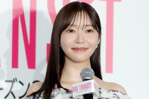 指原莉乃、「バチェラーみたいな服着てきちゃった」と自らツッコミ　オフショルワンピで登場