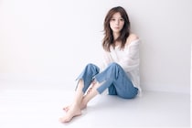 芳根京子が初めてカレンダーを発売…愛してやまないペットのフェレットとのイメージカットを公開