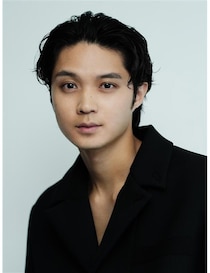 磯村勇斗がコミカルな足取りを披露、地元銘菓のPRに「感慨深い」