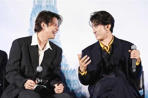 Snow Man向井康二「タイの作品に出るのが夢でした」　森崎ウィンと共にバンコク・プレミアに登壇＜「（LOVE SONG）」＞