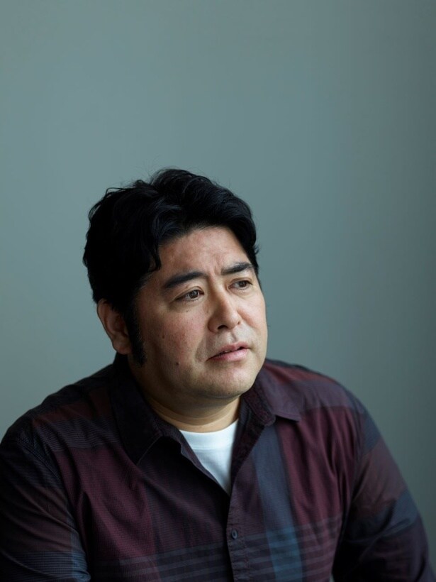 狂言回しの役割を担う警備員役の皆川猿時