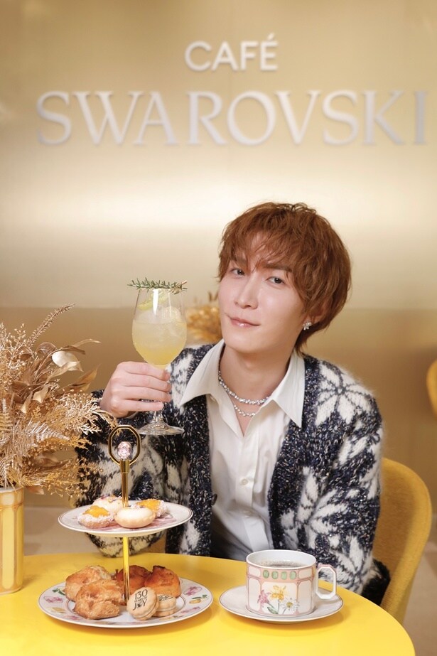 Snow Man渡辺翔太、前髪ダウンスタイルで「Cafe Swarovski」を訪問 ホリデーシーズンは「楽しむより“楽しませる側”」