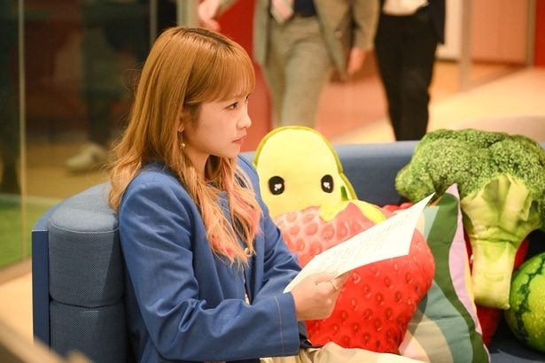 10月24日(金)放送の金曜ドラマ「フェイクマミー」第3話では、川栄李奈“茉海恵”が会社の大ピンチに見舞われ奔走する