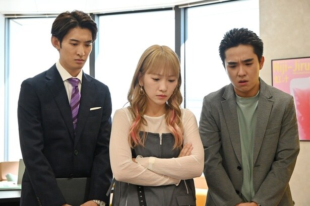 深刻な表情でライバル商品の会見の様子を見つめる茉海恵(川栄李奈)たち