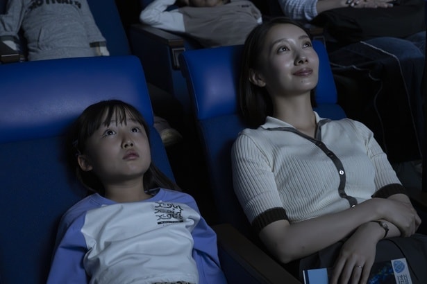 薫(波瑠)といろは(池村碧彩)は一緒に星を見に行く