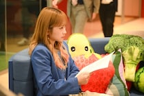 川栄李奈“茉海恵”は池村碧彩“いろは”とピクニックに行く約束をするが、思わぬトラブルに見舞われる＜フェイクマミー＞