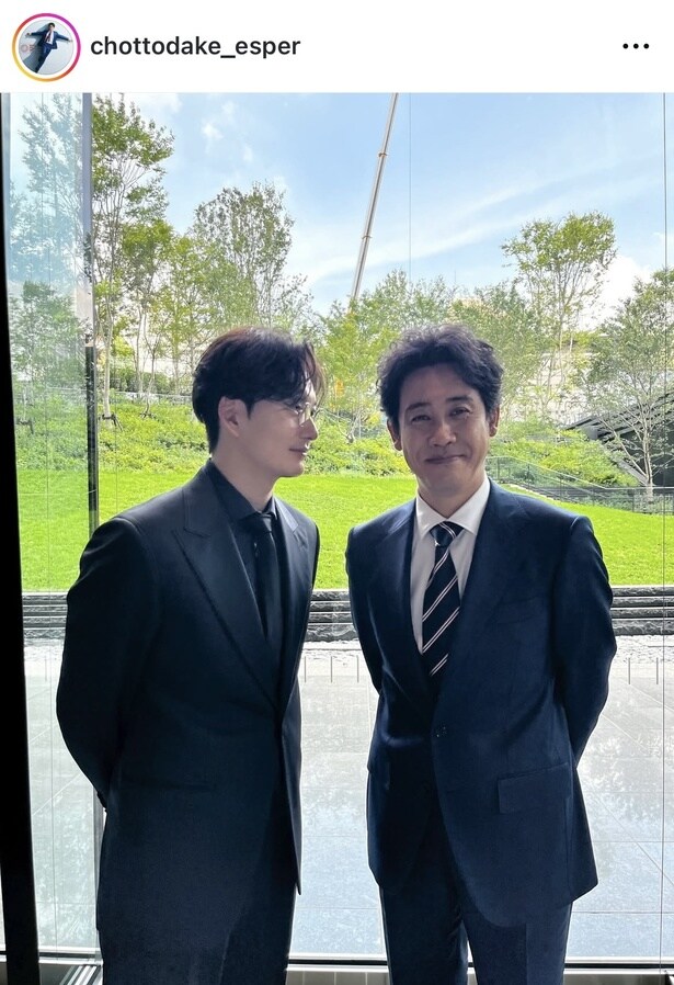 大泉洋を見つめる岡田将生