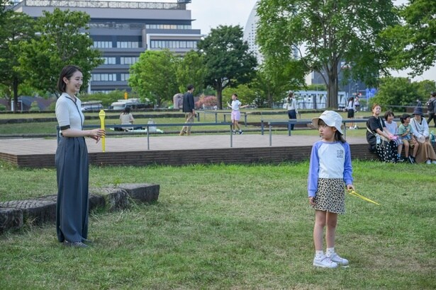 10月24日(金)放送の第3話では、薫(波瑠)といろは(池村碧彩)がピクニックへ