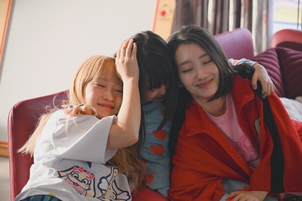 薫(波瑠)と茉海恵(川栄李奈)は2人の力でいろは(池村碧彩)を育てていく