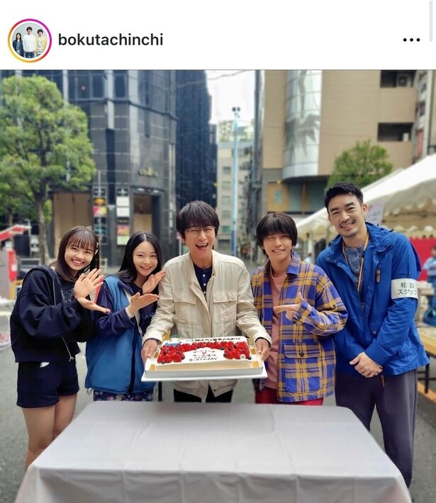 撮影現場で誕生日をお祝いし、最高の笑顔