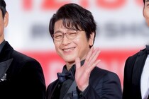 及川光博、誕生日ケーキを手に最高の笑顔　共演者とのオフショットに「お誕生日おめでとう」の声続出＜ぼくたちん家＞