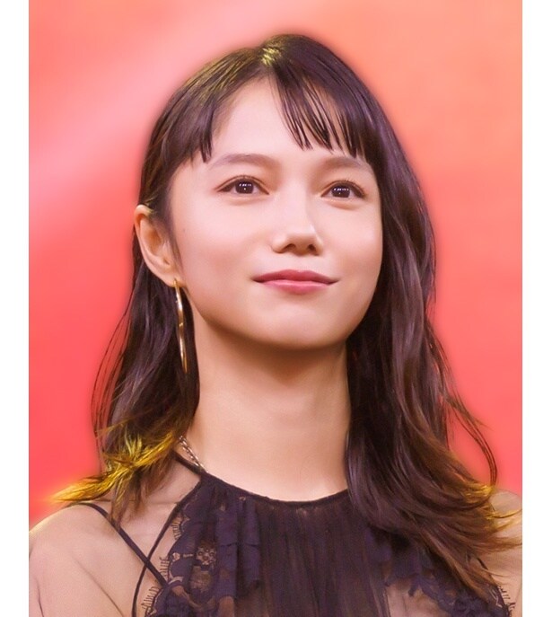 宮崎あおいがヘルメットを被って自転車を漕ぐ姿に「こんなにかわいい人がいるなんて」の声＜ちょっとだけエスパー＞