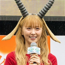 Dream Ami、“美スタイル”伝わるコスプレ披露　真っ赤な衣装＆ツノで「ズートピア」“ガゼル”に