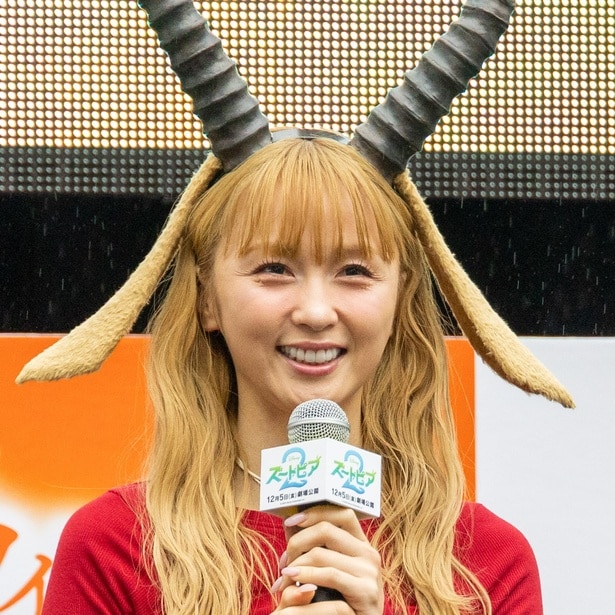 Dream Ami、“美スタイル”伝わるコスプレ披露 真っ赤な衣装&ツノで「ズートピア」“ガゼル”に