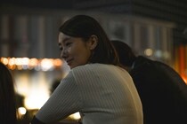 波瑠“薫”、正体バレの危機に視聴者騒然「探偵すぎる」「先生超えて刑事」＜フェイクマミー＞