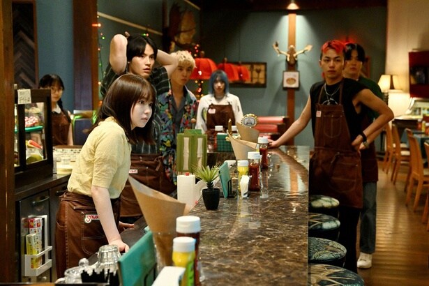 オーナーになった山田杏奈“水町”は客足が少ない状況に悩む…そんな中、大量発注が入ったため水上恒司“都成”らは張り切って調理する＜シナントロープ＞