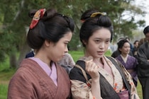 ＜明日のばけばけ＞高石あかり“トキ”、松江初の外国人を見るために船着き場を訪れる