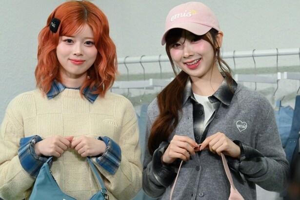 NiziUのRIKU(写真左)とMIIHIが韓国ブランド「EMIS」のイベントに登壇