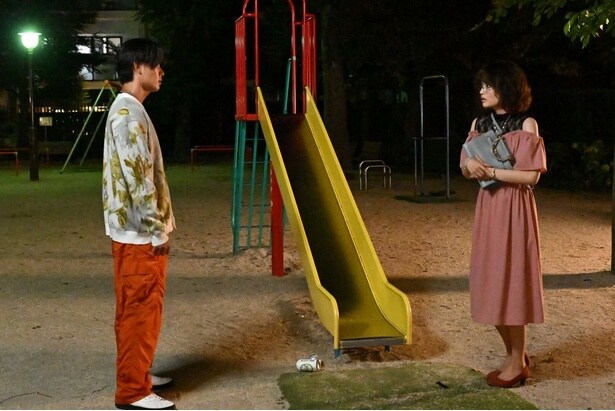 高木(西川駿介)にあっさり、週刊誌記者だとバレた日向子(奥山葵)