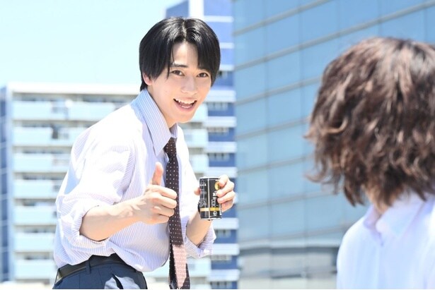 日向子を励ます桑原(本島純政)