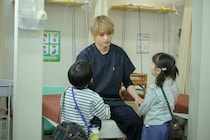 松島聡“千石”の不器用な優しさが猪俣周杜“阿久津”救う「泣けるしほっこり」「照れてる千石かわいい」＜パパと親父のウチご飯＞