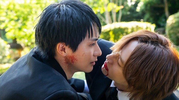 片岡と小田島の流血キスが話題に