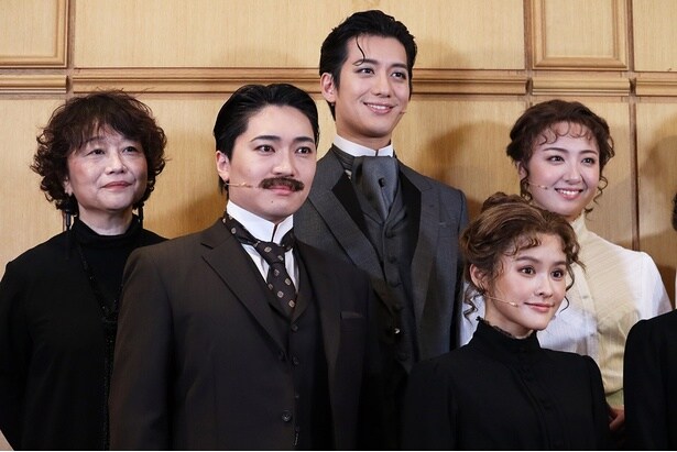 ミュージカル「マリー・キュリー」の囲み取材に(上段左から)鈴木裕美氏、水田航生、鈴木瑛美子、(下段左から)松下優也、昆夏美らが登壇した