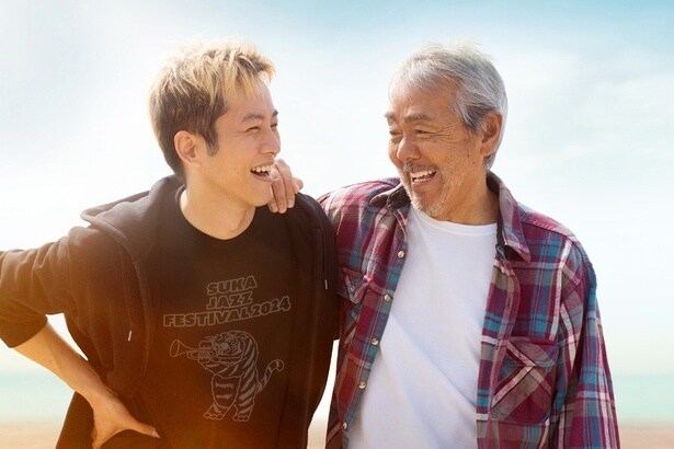 寺尾聰×松坂桃李が紡ぐ奇跡の実話「父と僕の終わらない歌」DVD＆BDの特典映像に舞台挨拶／インタビュー映像など収録