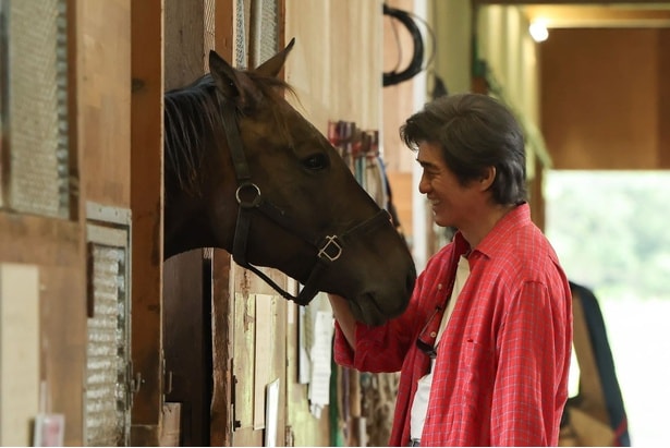 馬を慈しむ耕造(佐藤浩市)