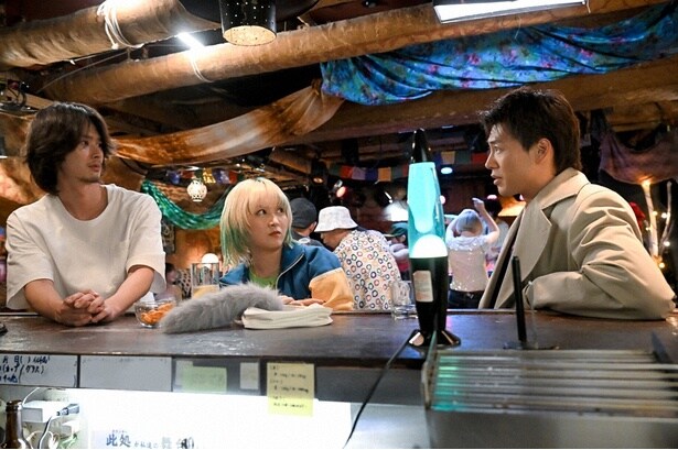 勝男(竹内涼真)は渚(サーヤ)と太平(楽駆)にミナト(青木柚)のことを尋ねる