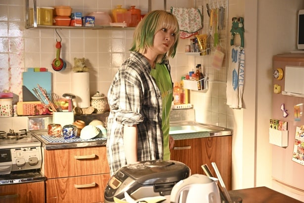 渚(サーヤ)は家を飛び出した鮎美(夏帆)を温かく自宅に迎え入れる