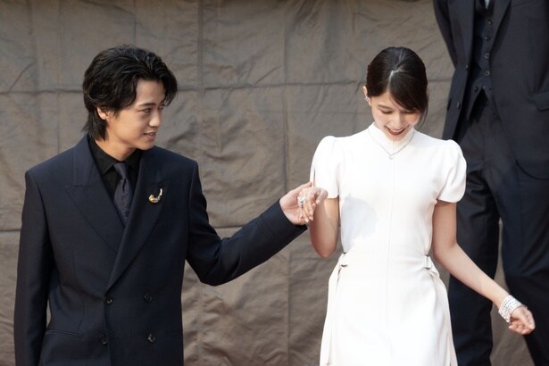 【写真】芳根京子をさりげなくエスコートする高橋海人