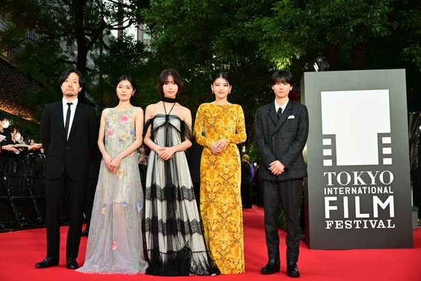 レッドカーペットに登壇した児山隆監督、吉田美月喜、南沙良、出口夏希、羽村仁成