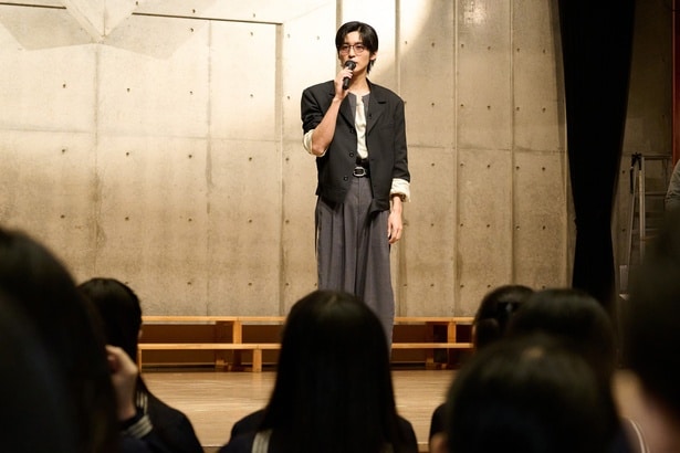 Snow Man目黒蓮、セレモニーにサプライズ登場　日本初の“中学・高校生活でのサングラス着用解禁”を受け生徒との座談会も