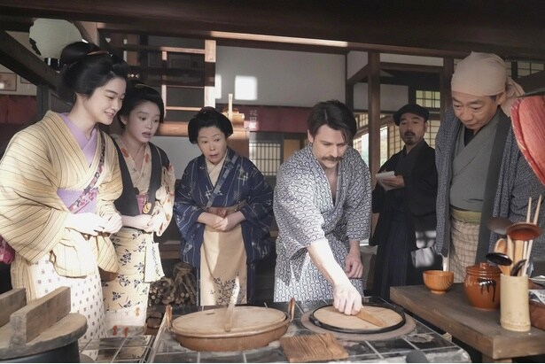 ヘブン(トミー・バストウ)と交流を深めるトキ(高石あかり)たち