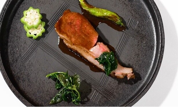 コースメニューのメインで提供される羊肉(レストラン「Villa del nido」より)