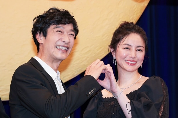 映画「平場の月」完成披露試写会に登壇した堺雅人と井川遥(写真左から)