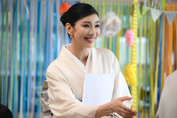 人気エッセイストとして活躍する学園内の有名ママ・御子柴遥(アンミカ)