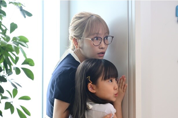 智也(中村蒼)が現れたことに驚き、いろは(池村碧彩)と共に身を隠す茉海恵(川栄李奈)