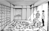 【ホラー漫画】扇風機のある部屋は朝まで開けてはいけない。青年が任された不気味なアルバイト／禍話(5)