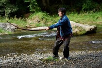 岩本照“辰之助”が逃走者を追う姿に「飛び降りるところ最高！」「アクションもスーツ姿も完璧」と視聴者胸キュン＜恋する警護24時＞