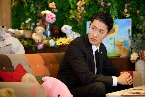 岩本照“辰之助”、成海璃子“千早”の訴えにより大地伸永“五十嵐”の警護から外れ、新たな任務に就く<恋する警護24時 season2>