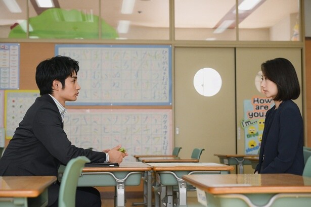 10月31日(金)放送の第4話では、智也(中村蒼)が薫(波瑠)に“ニセママ”となった目的を問い詰める場面も