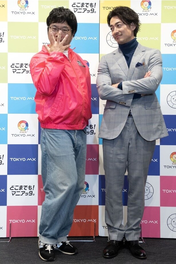 ナゾのポーズでフザケる松尾に苦笑する大東