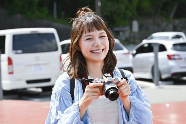 キュートな笑顔を見せる四季(宮崎あおい)