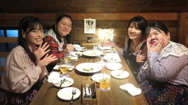 飯島直子「あたし最近よ、それ」お笑いカルテット・ぼる塾の“早熟”な悩みにびっくり＜飯島直子の今夜一杯いっちゃう？＞