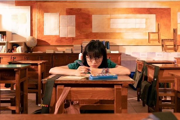 映画『ひとつの机、ふたつの制服』より