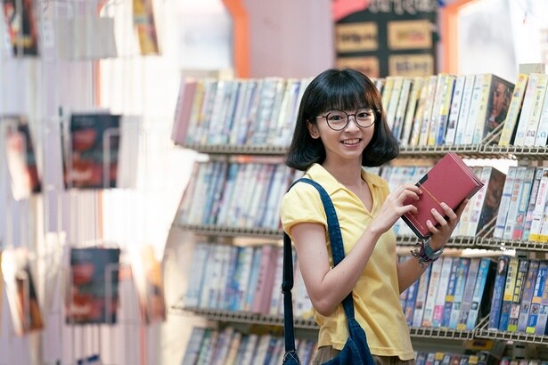 映画『ひとつの机、ふたつの制服』より